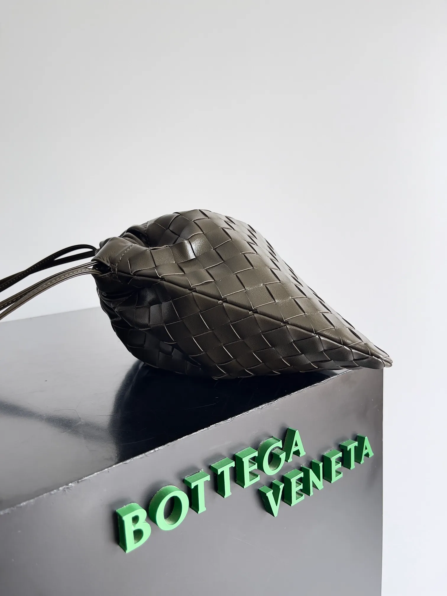 Batch 1560 Armpit bags have become a fashionable item that every girl has in their hands in recent years🛍️. The elegant and simple style has won the love of many people of different ages. However, there is an unavoidable trouble with armpit bags, that is, the capacity is too small, and BOTTEGA VENETA’s new Dustbag Considering people's travel needs, the capacity of garbage bags has been greatly upgraded. Folding umbrellas, water cups, and girls' makeup powder and lipstick can all be accommodated. It is very light and resistant to dirt. Even if you have a lot of things when traveling, it can reduce the burden to a certain extent. The shoulder straps are buckled and can be changed at will. It can be used for hand holding or as the liner of a large bag. After the drawstring is drawn, it looks like a cloud bag. It is very suitable for concave styling when traveling in summer🙋🏻‍♀️ Style number: 796728 Size: 32*23*1cm